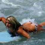 girls_surfing_1