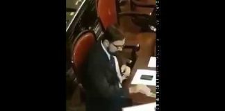 Βουλευτές αντάλλασσαν χαρτάκια panini σε ψηφοφορία για νομοσχέδιο