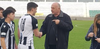 Ο Μπέος την απονομή του Κυπέλλου και των μεταλλίων στον τελικό των Κ17