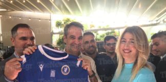 Με φανέλα της Νίκης Βόλου ο Κυριάκος Μητσοτάκης