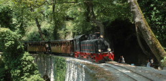 Απίστευτο: Αυτοκίνητο κινούταν στις γραμμές και συγκρούστηκε με τον Μουντζούρη