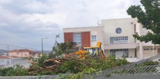 Μετράει τις "πληγές" του ο Βόλος από την ισχυρή καταιγίδα: Κατέρρευσε αυλόγυρος σχολείου (vid)