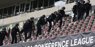 Απίστευτα επεισόδια πριν τη σέντρα του Νις-Κολωνία, πιθανή η αναβολή του αγώνα, σοβαρά τραυματισμένος οπαδός