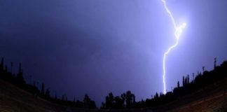 Σοκαριστικό βίντεο: Κεραυνός χτυπάει διαιτητή εν ώρα αγώνα