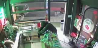 ΒΙΝΤΕΟ ΣΟΚ: "Κατέβασε" τη τζαμαρία καφετέριας στη Νέα Ιωνία για να κλέψει