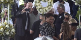 Πελέ: Σάλος με τις φωτογραφίες πάνω από το φέρετρο