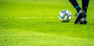Κατάλληλος αθλητικός εξοπλισμός για νεαρές ηλικίες που αγαπούν το ποδόσφαιρο