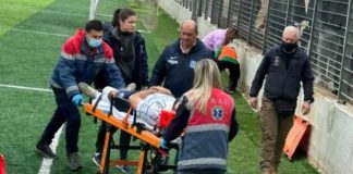 Ποδοσφαιριστής έπεσε σε τοιχίο στον αγώνα ΑΠΣ Πάτραι - ΑΕ Μυκόνου και έμεινε αναίσθητος