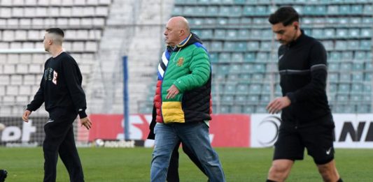 Μπέος για Καρυπίδη: «Τι να περιμένεις από…άντρα που ξυρίζει τα πόδια του και κάνει αποτρίχωση με λέιζερ»