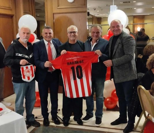 Ο Ολυμπιακός Βόλου τίμησε τον Βασίλη Δαδάκο | “Έσπασε” ο παλαίμαχος άσος κατά την ομιλία του (vids)