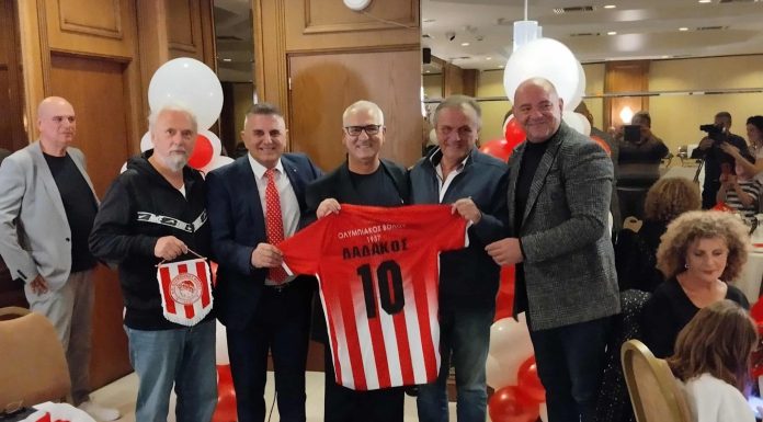 Ο Ολυμπιακός Βόλου τίμησε τον Βασίλη Δαδάκο | “Έσπασε” ο παλαίμαχος άσος κατά την ομιλία του (vids)