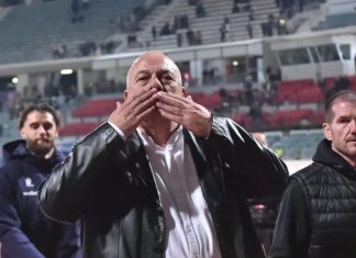 Τα φιλάκια Μπέου στην «πράσινη» εξέδρα μετά την ήττα του Παναθηναϊκού από τον Βόλο (pic)