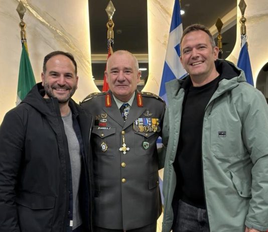 Παρών στην τελετή παράδοσης της 1ης Μεραρχίας Πεζικού «Σμύρνη» από τον Αντιστράτηγο Δημήτριο Δρόσο, ο Αλέξης Παπακωνσταντίνου