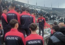 Στην Τούμπα η Κ19 του Βόλου – Κατέθεσαν λουλούδια στη Θύρα 4 (pics & vid)