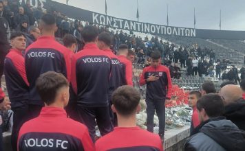 Στην Τούμπα η Κ19 του Βόλου – Κατέθεσαν λουλούδια στη Θύρα 4 (pics & vid)