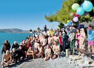 Πρωτοχρονιάτικη πίτα στη θάλασσα για τους χειμερινούς του Ιάσονα (pics & vid)