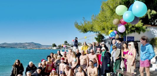 Πρωτοχρονιάτικη πίτα στη θάλασσα για τους χειμερινούς του Ιάσονα (pics & vid)