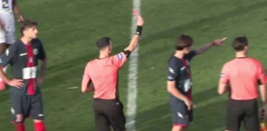 Ελληνική διαιτησία το μεγαλείο σου: Σε αγώνα της SL2 ποδοσφαιριστής αποβλήθηκε και συνέχιζε να παίζει κανονικά!