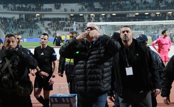 Φιλάκια στους οπαδούς της ΑΕΚ έστειλε ο Αχιλλέας Μπέος (video)