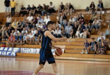 Επεισοδιακό μπαράζ στο ΕΑΚ Βόλου – Γροθιές και εκκένωση της κερκίδας