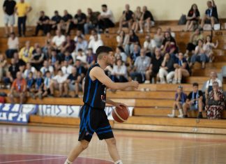 Επεισοδιακό μπαράζ στο ΕΑΚ Βόλου – Γροθιές και εκκένωση της κερκίδας