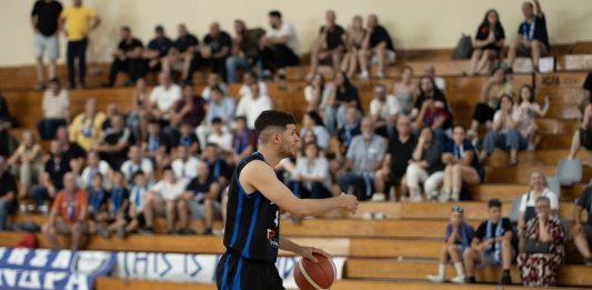 Επεισοδιακό μπαράζ στο ΕΑΚ Βόλου – Γροθιές και εκκένωση της κερκίδας