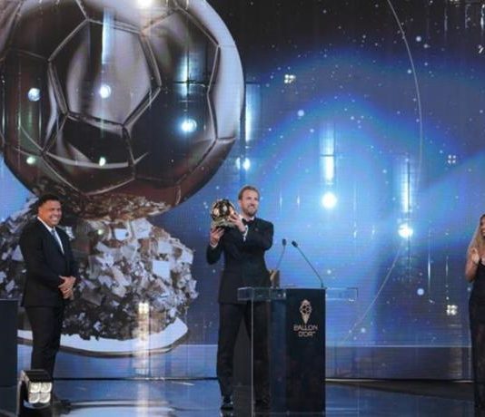 Χάρι Κέιν: Η πρώτη αντίδραση του Άγγλου φορ τη στιγμή που παίρνει τη Χρυσή Μπάλα (video) Χάρι Κέιν: Η πρώτη αντίδραση του Άγγλου φορ τη στιγμή που παίρνει τη Χρυσή Μπάλα (video)